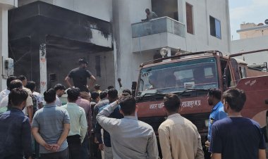 शाजापुर में भाजपा नेता के घर में लगी आग:शॉर्ट-सर्किट से पोर्च में रखी 12 इलेक्ट्रॉनिक स्कूटियां जलकर खाक; लाखों का हुआ नुकसान