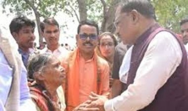 मुख्यमंत्री विष्णु देव साय सुशासन तिहार में अचानक पहुंचे सक्ती जिले के ग्राम करिगांव: पीपल के पेड़ के नीचे चौपाल लगाकर सुनी ग्रामीणों की समस्याए