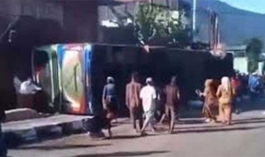 इंडोनेशिया सड़क दुर्घटना में 12 लोगों की मौत, पांच घायल