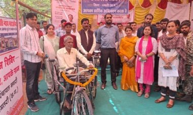 भारत नेताम को सुशासन तिहार में मिली ट्राईसाइकिल