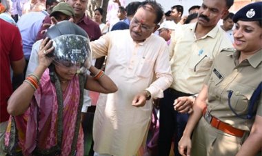मुख्यमंत्री विष्णु देव साय ने चौपाल में अपने हाथों से दो युवाओं को पहनाया हेलमेट