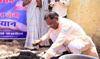 मुख्यमंत्री साय ने राजमिस्त्री बनकर सोखता गड्ढे के लिए की ईंट जोड़ाई: पानी बचाने के लिए जल संचयन वाहिनी के कार्यों की सराहना