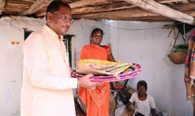 मुख्यमंत्री विष्णु देव साय ने कमार बस्ती में बांस शिल्प को सराहा: परिवार में शादी के लिए स्वयं खरीदे पर्रा, धुकना और सुपा