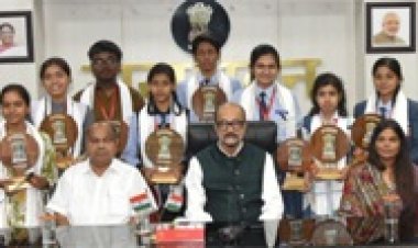 राज्यपाल रमेन डेका से 10वीं एवं 12वीं बोर्ड परीक्षाओं के प्रावीण्य सूची में स्थान बनाने वाले विद्यार्थियों ने की मुलाकात
