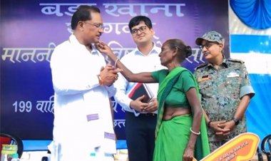 मुख्यमंत्री को माँ ने दिया अपना आशीर्वाद—स्नेह से छुआ गाल, हृदय से कहा धन्यवाद