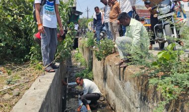 6 फीट गहरे नाले में गिरा बाइक सवार:कुत्ते को बचाने में हादसा; पार्षद बोले– कई बार शिकायत की, अफसर नहीं सुनते