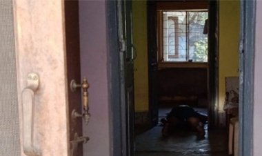 पड़ोसियों की शिकायत पर पहुंची पुलिस, तो रिटायर्ड टीचर और पत्नी की मिली लाश, मचा हड़कंप
