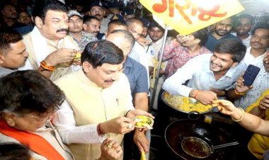 मुख्यमंत्री डॉ. मोहन यादव ने सराफा बाजार में मंत्रियों संग उठाया व्यंजनों का लुत्फ