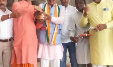 इंदौर के राजवाड़ा में कांग्रेसियों ने किया शुध्दिकरण:मंत्रोच्चार के साथ परिसर में गंगाजल छिड़का,बोले- सेना का अपमान करने वाले मंत्री ने किया अपवित्र