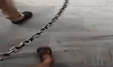 एक हाथ में हथकड़ी, दूसरे में मोबाइल:पुलिसकस्टडी में गोलीकांड और हत्या के आरोपी ने बनाई रील; रीवा में साथ चलता दिखा पुलिसकर्मी