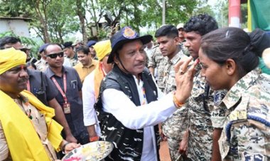मुख्यमंत्री विष्णु देव साय ने आज नारायणपुर जिले के बासिंग कैंप में अबूझमाड़ में दो दिन पहले हुए सफल ऑपरेशन में शामिल जवानों से मुलाकात की