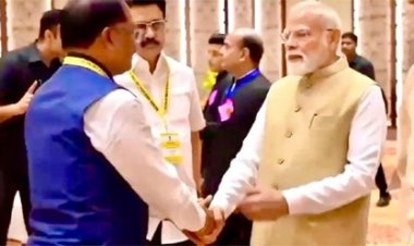 नीति आयोग की बैठक में दिखी आत्मीयता: जब प्रधानमंत्री नरेंद्र मोदी ने मुख्यमंत्री विष्णुदेव साय का थामा हाथ और कहा – छत्तीसगढ़ की बात अभी बाकी है