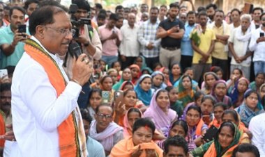 गुलमोहर पेड़ के नीचे लगी मुख्यमंत्री की चौपाल: सारंगढ़-बिलाइगढ़ जिले के ग्राम कनकबीरा में उतरा मुख्यमंत्री का उड़नखटोला