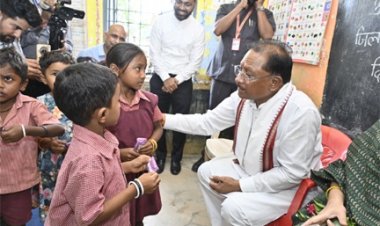 सुशासन तिहार के दौरे पर मुख्यमंत्री अचानक पहुंचे मांदरी गांव के आँगनबाड़ी केंद्र