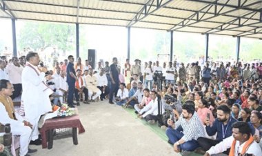 मुख्यमंत्री की चौपाल: कांकेर जिले के मांदरी गांव में उतरा मुख्यमंत्री का उड़नखटोला