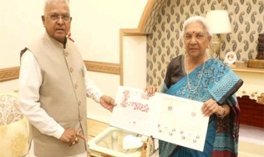 राज्यपाल मंगुभाई पटेल से उत्तरप्रदेश की राज्यपाल आनंदीबेन पटेल की सौजन्य भेंट