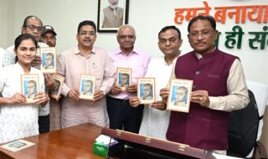 मुख्यमंत्री ने 'सावरकर सौरभ' स्मारिका का किया विमोचन