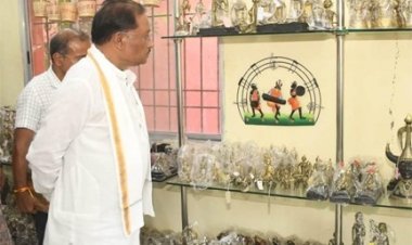 मुख्यमंत्री साय का शिल्प नगरी कोंडागांव के शबरी एंपोरियम पहुंचे