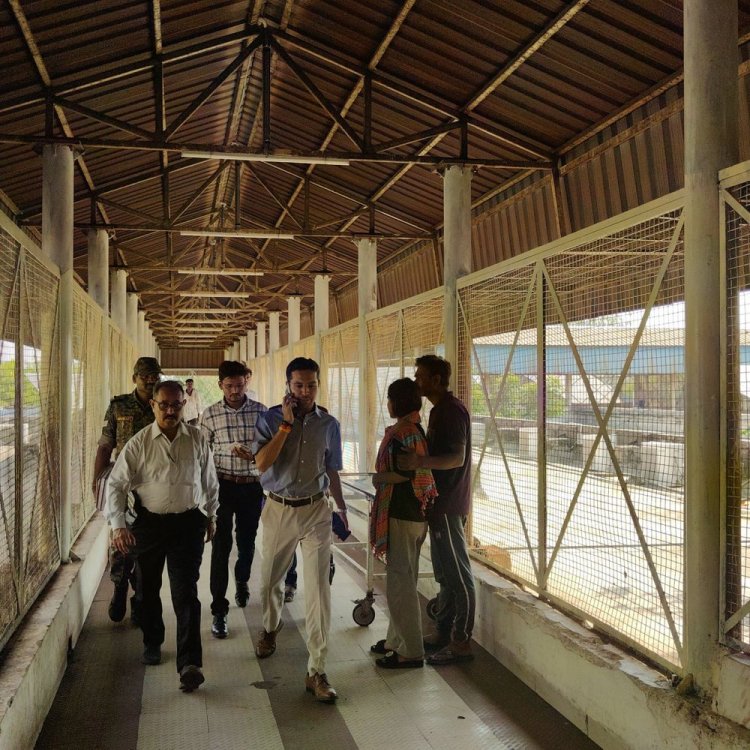 कलेक्टर का जिला अस्पताल में 15 दिनों में दूसरा दौरा:मरीजों से बातचीत कर जानी व्यवस्थाएं; साफ-सफाई और स्टाफ की उपस्थिति की जांच की