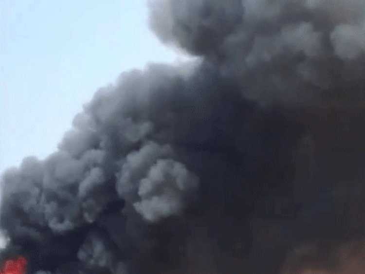 बड़वानी के ट्रेंचिंग ग्राउंड में कचरे में लगी आग:आसपास की कॉलोनियों में फैला धुआं, फायर टैंकर बुझाने में लगे