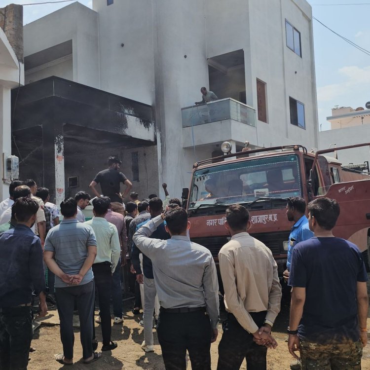 शाजापुर में भाजपा नेता के घर में लगी आग:शॉर्ट-सर्किट से पोर्च में रखी 12 इलेक्ट्रॉनिक स्कूटियां जलकर खाक; लाखों का हुआ नुकसान