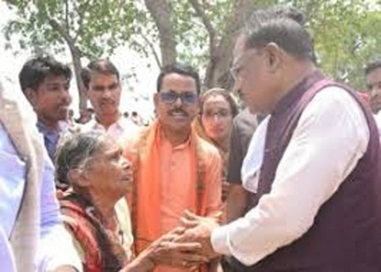 मुख्यमंत्री विष्णु देव साय सुशासन तिहार में अचानक पहुंचे सक्ती जिले के ग्राम करिगांव: पीपल के पेड़ के नीचे चौपाल लगाकर सुनी ग्रामीणों की समस्याए