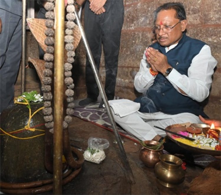 मुख्यमंत्री ने तेरहवीं शताब्दी के प्राचीन शिव व हनुमान मंदिर के किए दर्शन