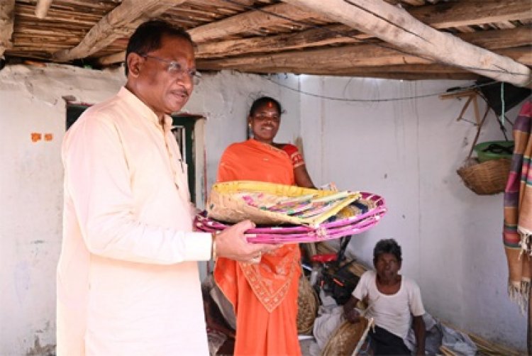 मुख्यमंत्री विष्णु देव साय ने कमार बस्ती में बांस शिल्प को सराहा: परिवार में शादी के लिए स्वयं खरीदे पर्रा, धुकना और सुपा
