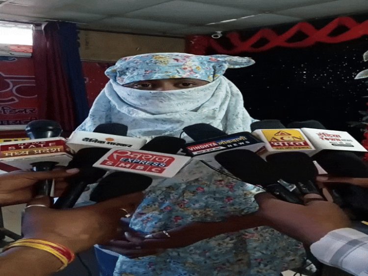 दो बच्चों की मां प्रेमी के साथ हुई थी फरार:अब युवक पर रेप और ब्लैकमेलिंग का आरोप लगाया; रीवा में केस दर्ज