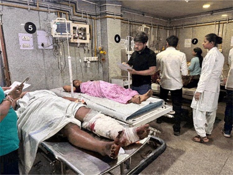 मिनी ट्रक और ट्रेलर की टक्कर में 13 लोगों की मौत, 14 घायल