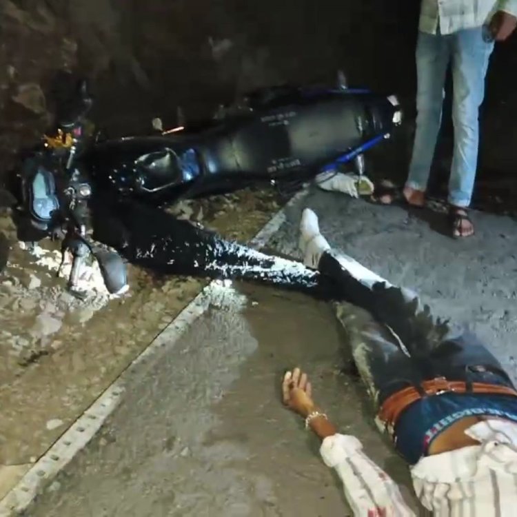 राजगढ़ में बाइक 30 फीट गहरे गड्ढे में गिरी:एक युवक की मौत,दूसरा घायल; सोयत-पचोर स्टेट हाईवे पर बिना संकेतक चल रहा निर्माण