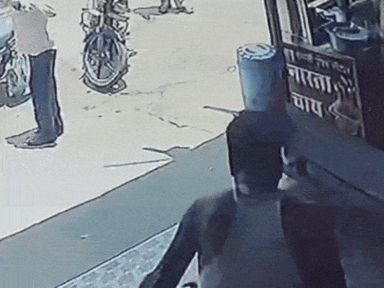 मंडला में बीजेपी जिला महामंत्री पर मारपीट का आरोप:किराए के विवाद में दुकानदार को बेटे के साथ मिलकर पीटा; CCTV में कैद हुई घटना