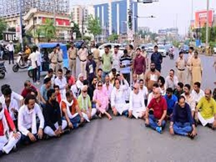 तेलीबांधा में ट्रक ने युवती को कुचला...25 कांग्रेस कार्यकर्ताओं पर FIR