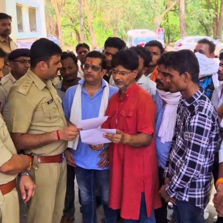 बागेश्वर धाम शिष्य मंडल ने एसपी को सौंपा ज्ञापन:दमोह में शिक्षक की हत्या मामले में विशेष टीम गठन की मांग