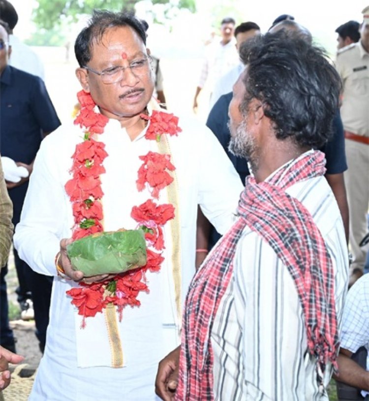 महुआ पेड़ की छांव में सुशासन की चौपाल: चुकतीपानी में मुख्यमंत्री का अचानक दौरा, बैगा समुदाय ने जताया आत्मीय स्वागत