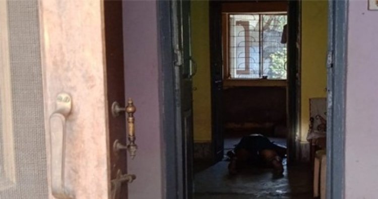 पड़ोसियों की शिकायत पर पहुंची पुलिस, तो रिटायर्ड टीचर और पत्नी की मिली लाश, मचा हड़कंप