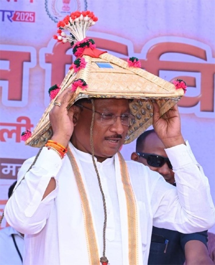 मुंगेली जिले के दुर्गम पहाड़ी क्षेत्र में बसे ग्राम बिजराकछार में पहुँचे मुख्यमंत्री विष्णुदेव साय, सुशासन तिहार के समाधान शिविर में उमड़ा जनसैलाब