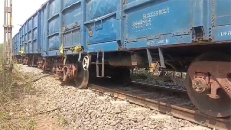 रायपुर में मालगाड़ी के 2 डिब्बे पटरी से उतरे