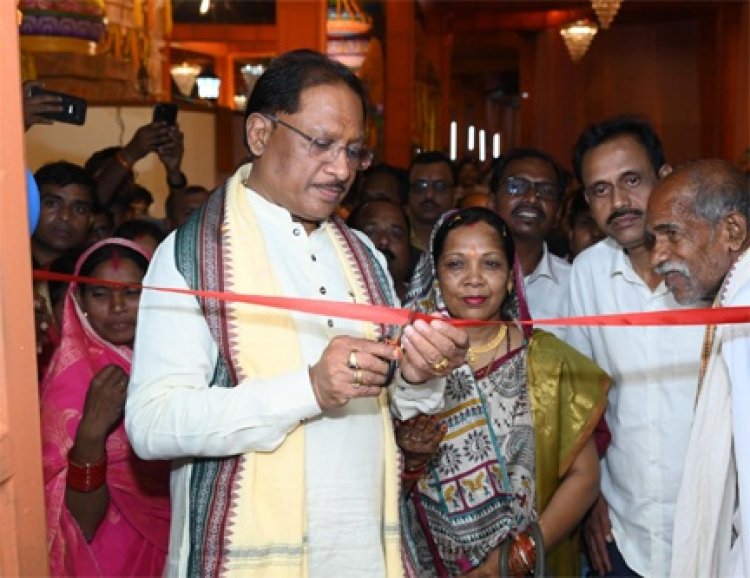 मुख्यमंत्री ने दोकड़ा में पीएम आवास योजना के हितग्राही संतु चक्रेस को चाबी देकर गृह प्रवेश कराया