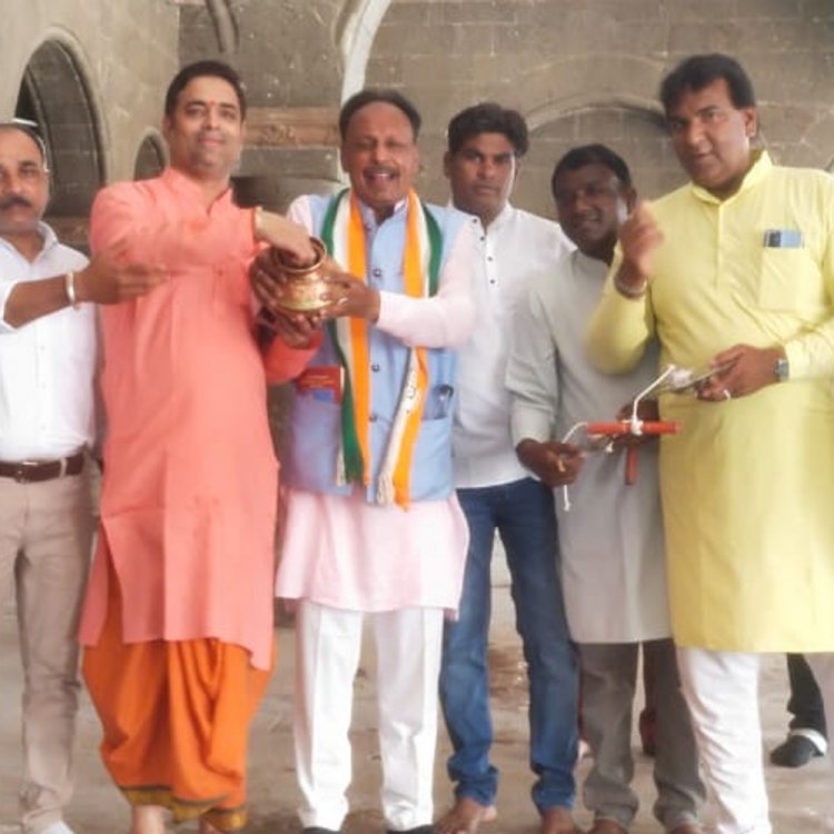 इंदौर के राजवाड़ा में कांग्रेसियों ने किया शुध्दिकरण:मंत्रोच्चार के साथ परिसर में गंगाजल छिड़का,बोले- सेना का अपमान करने वाले मंत्री ने किया अपवित्र