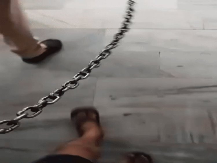 एक हाथ में हथकड़ी, दूसरे में मोबाइल:पुलिसकस्टडी में गोलीकांड और हत्या के आरोपी ने बनाई रील; रीवा में साथ चलता दिखा पुलिसकर्मी