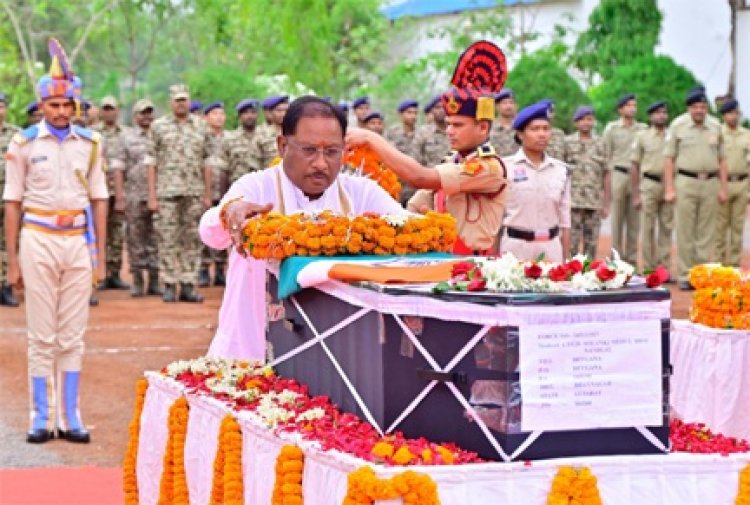 मुख्यमंत्री ने नक्सल मुठभेड़ में शहीद जवान मेहुल भाई को दी श्रद्धांजलि