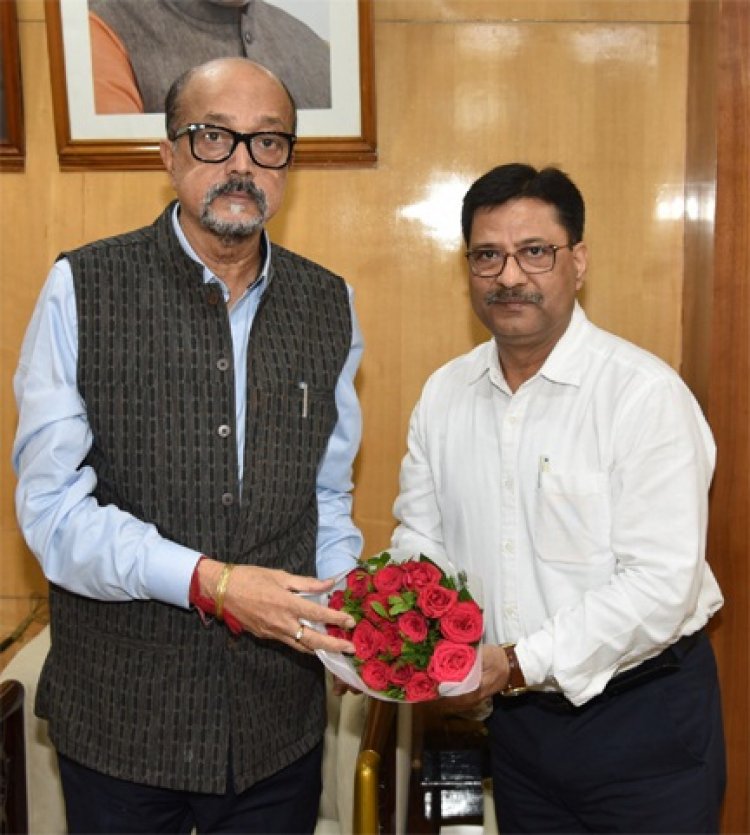 राज्यपाल रमेन डेका से पंडित रविशंकर शुक्ल विश्वविद्यालय के कुलपति ने की सौजन्य भेंट