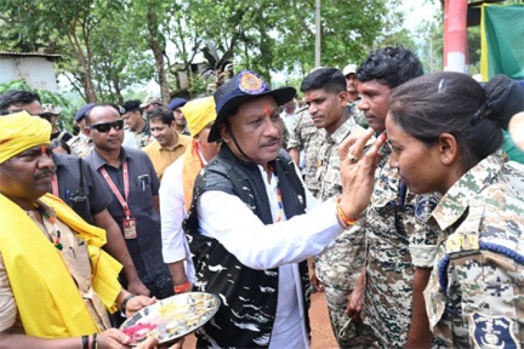 मुख्यमंत्री विष्णु देव साय ने आज नारायणपुर जिले के बासिंग कैंप में अबूझमाड़ में दो दिन पहले हुए सफल ऑपरेशन में शामिल जवानों से मुलाकात की