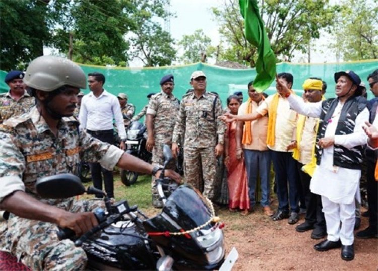 मुख्यमंत्री विष्णु देव साय ने बासिंग सुरक्षा कैंप में आयोजित कार्यक्रम में सुरक्षा बलों को पेट्रोलिंग करने के लिए 50 मोटरसाइकिल के साथ रवाना किया