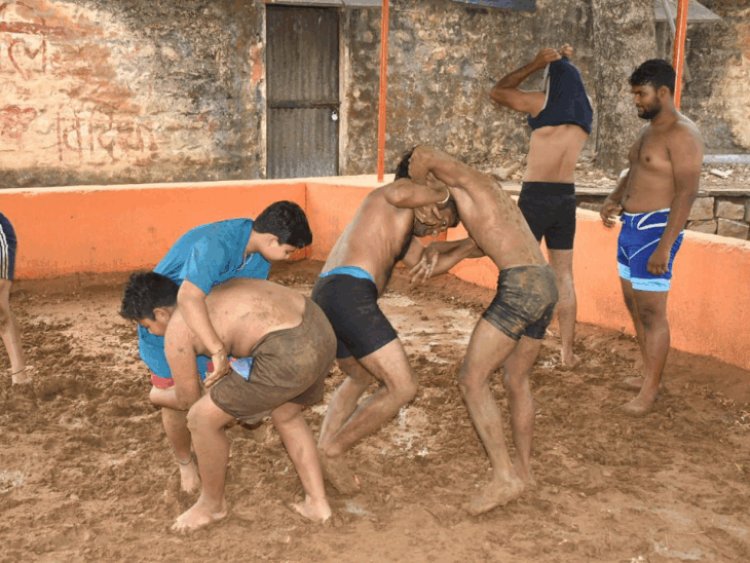 बच्चे छुट्टियों में खेल खेलें, इसलिए कुश्ती, वॉलीबॉल खिला रहे:विदिशा में ग्रीष्मकालीन शिविर में एसपी भी पहुंचे