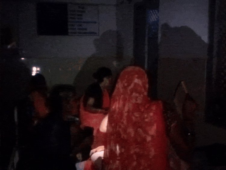 डिलीवरी कराने आई महिला का टार्च जलाकर इलाज:छतरपुर के अस्पताल में 5 घंटे बिजली गुल; बंद पंखों की वजह से मरीज परेशान
