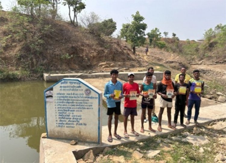 नाला में बने चेक डेम से पानी को तरसते किसानों के चेहरे पर आई मुस्कान