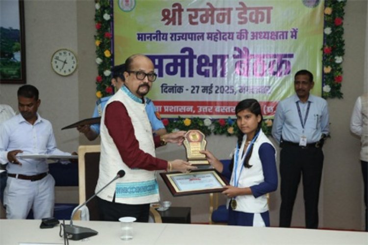 राज्यपाल रमेन डेका जिला कांकेर में संचालित योजनाओं की ली समीक्षा बैठक