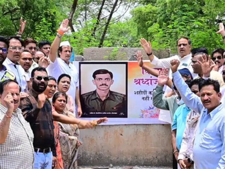 कांग्रेस नेताओं ने दिया धरना, पूर्व सैनिकों ने याद की शहादत